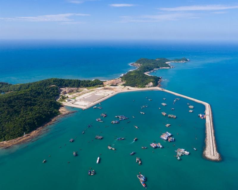 Vẻ đẹp hoang sơ của đảo Cô Tô Con với nước biển trong xanh, lý tưởng cho hoạt động lặn khi du lịch Cô Tô